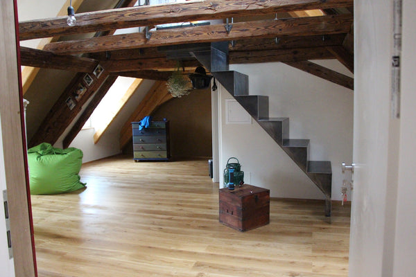 Energetische Sanierung Altstadthaus mit Naturbaustoffen, massivem Holzboden, Naturfarben und Lehmverputz in Bayern